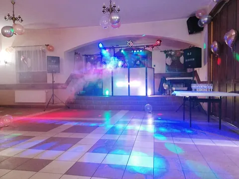 Sala z balonami, dym i kolorowe światła na parkiecie przed stanowiskiem DJ-a