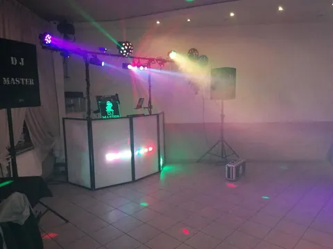 Kolorowe wiązki świateł nad stanowiskiem DJ Master