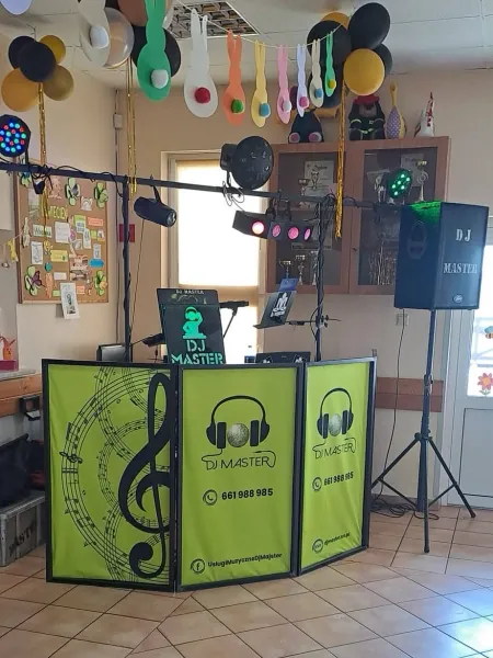Stanowisko DJ Master z zielonymi panelami z logo i numerem telefonu